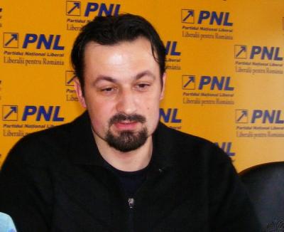 Şeful de cabinet al lui Cornel Popa, atac la Bot: "Mare flămând mai eşti! Pensionează-te!" 